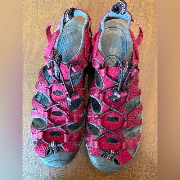 NWT KEEN Whisper Water Sandals in Beaujolais/Black SZ 9 - Picture 1 of 16